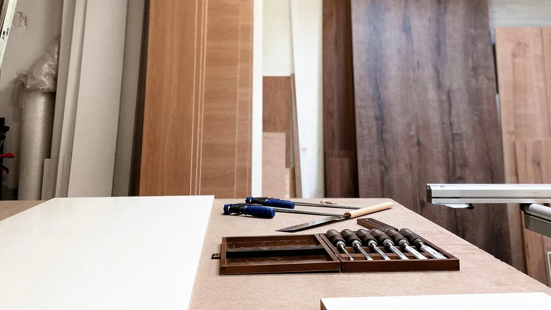 Egyedi tömörfa bútor készül a műhelyben